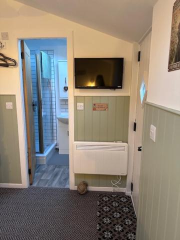 The Little Garden Hideaway With Stunning Sea Views And Garden Holyhead Exterior foto